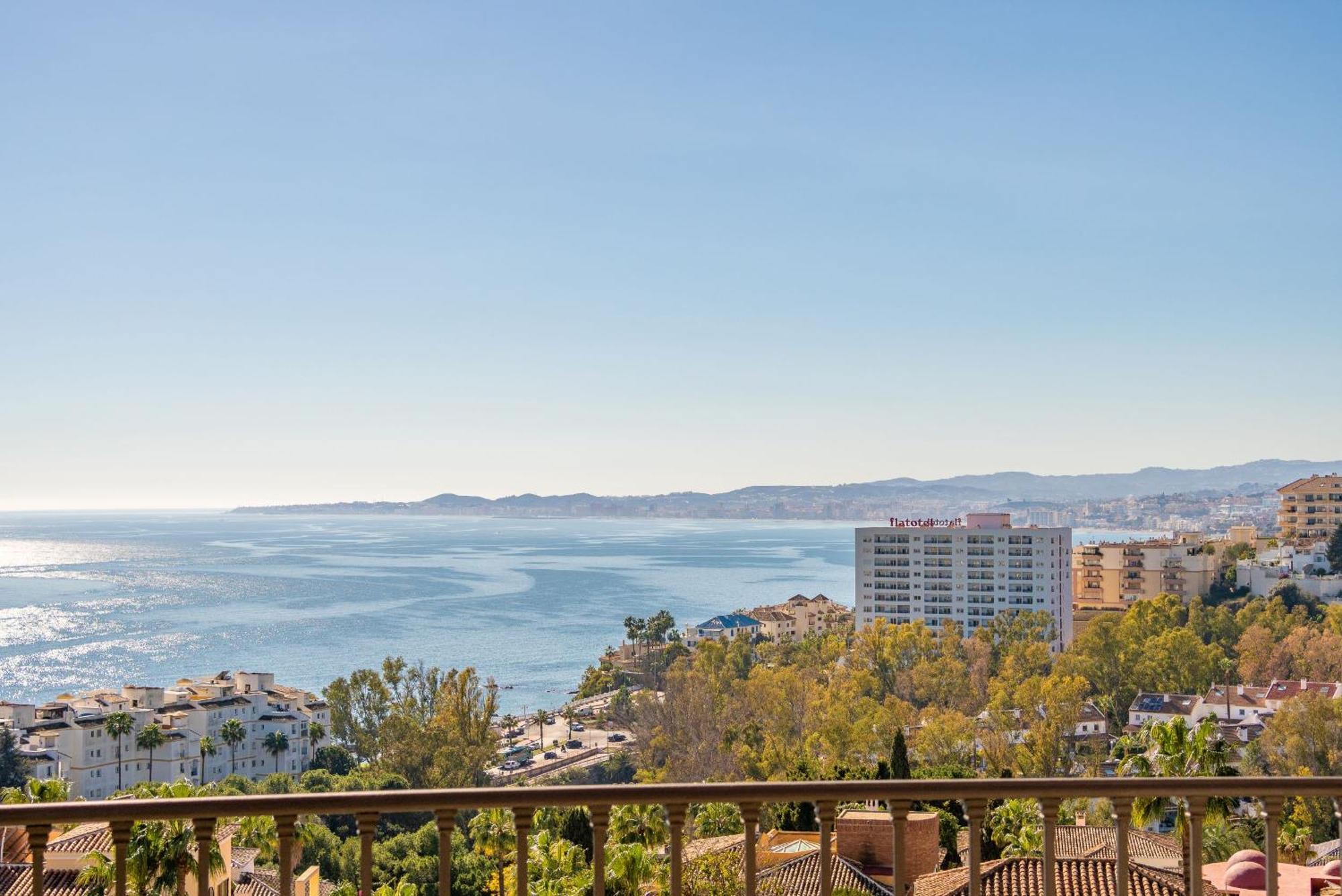 Beachside Villa With Panoramic Sea Views Benalmadena Bagian luar foto
